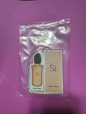 Giorgio Armani Sì Hanging Air Freshener in Pink and Beige